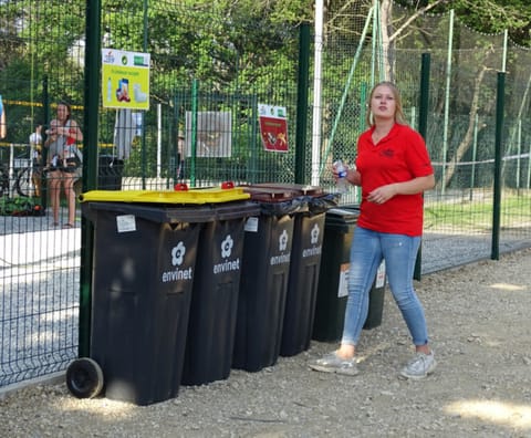 Points de tri sélectif installés à chaque point d'eau et zone d'arrivée - Épreuve Cross 2026.