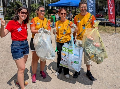 Participants de l'Éco-Rando 2026, ramassage de déchets sur les sentiers de Sophia Antipolis.