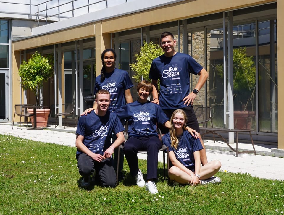 T-shirt officiel des Jeux de Sophia 2026 en collaboration avec Noliju.
